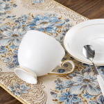 Teeservice aus Bone China mit Goldrand