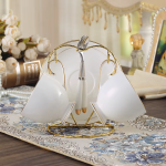 Teeservice aus Bone China mit Goldrand