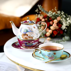 Teeservice aus Porzellan mit Pfauenmotiv und Blumen