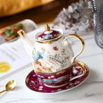 Teeservice aus Porzellan mit Pfauenmotiv und Blumen