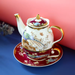 Teeservice aus Porzellan mit Pfauenmotiv und Blumen