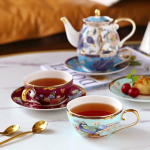 Teeservice aus Porzellan mit Pfauenmotiv und Blumen