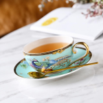 Teeservice aus Porzellan mit Pfauenmotiv und Blumen — Tasse und Untertasse in hellem Türkis