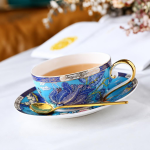 Teeservice aus Porzellan mit Pfauenmotiv und Blumen — Tasse und Untertasse in kräftigem Blau