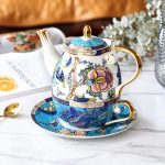 Teeservice aus Porzellan mit Pfauenmotiv und Blumen — Teekanne, Tasse und Untertasse in Blau