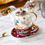 Teeservice aus Porzellan mit Pfauenmotiv und Blumen — Teekanne, Tasse und Untertasse in Bordeaux