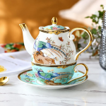 Teeservice aus Porzellan mit Pfauenmotiv und Blumen — Teekanne, Tasse und Untertasse in hellem Türkis
