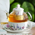 Teeservice mit Glasteekanne und blauem Hasenmotiv