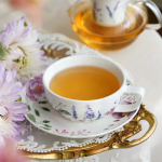 Teeservice mit Glasteekanne und blauem Hasenmotiv