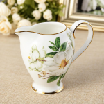Teeservice mit Kamelienmotiv aus Knochenporzellan
