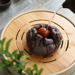 Teetier aus Keramik mit Reliefdetails