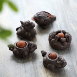 Teetier aus Keramik mit Reliefdetails