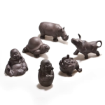 Teetier aus Keramik mit Reliefdetails