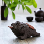 Teetier aus Keramik mit Reliefdetails — Figur mit buckligem Kopf