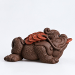 Teetier aus Keramik mit Reliefdetails — Figur mit eingerolltem Kamm