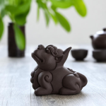 Teetier aus Keramik mit Reliefdetails — Sitzend mit aufgerichteten Ohren