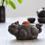 Teetier aus Keramik mit Reliefdetails — Tier mit buckeligem Kamm