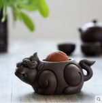 Teetier aus Keramik mit Reliefdetails — Tier mit spitzem Horn