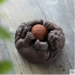 Teetier aus Keramik mit Reliefdetails — Tiere um eine rote Kugel