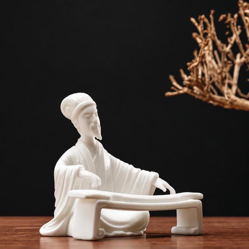 Teetier-Figur aus Keramik in langen Gewändern