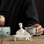 Teetier-Figur aus Keramik in langen Gewändern