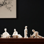 Teetier-Figur aus Keramik in langen Gewändern