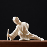 Teetier-Figur aus Keramik in langen Gewändern