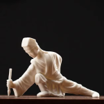 Teetier-Figur aus Keramik in langen Gewändern — 11 × 7,6 × 7,2 cm
