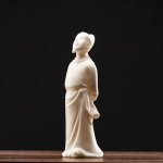 Teetier-Figur aus Keramik in langen Gewändern — 3,2 × 3,5 × 10 cm