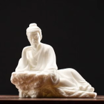 Teetier-Figur aus Keramik in langen Gewändern — 8,9 × 6,2 × 7,8 cm
