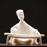 Teetier-Figur aus Keramik in langen Gewändern — 8,9 × 6,2 × 8 cm