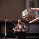 Teetier Jiang Taigong und Teesieb aus violettem Ton — Sitzender Fischer und Teesieb