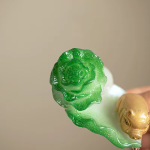 Teetier mit Kohlmotiv und Schwein aus Kunstharz