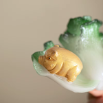 Teetier mit Kohlmotiv und Schwein aus Kunstharz