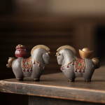 Teetier Pferd aus Kunstharz mit Farbwechsel — Duo mit rotem Gefäß und hellbrauner Schale