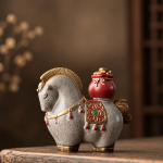 Teetier Pferd aus Kunstharz mit Farbwechsel — Pferd mit rotem Gefäß