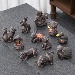Tierisches Teetier aus violetter Tonerde