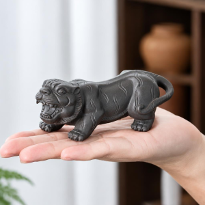 Tierisches Teetier aus violetter Tonerde