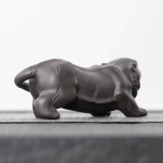 Tierisches Teetier aus violetter Tonerde