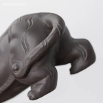 Tierisches Teetier aus violetter Tonerde