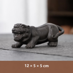Tierisches Teetier aus violetter Tonerde — Kauernde Katze