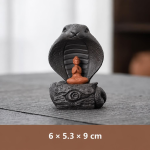 Tierisches Teetier aus violetter Tonerde — Schlange und Figur