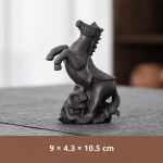 Tierisches Teetier aus violetter Tonerde — Steigendes Pferd
