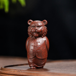 Tiger-Teetier aus Yixing-Ton in aufrechter Haltung