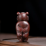 Tiger-Teetier aus Yixing-Ton in aufrechter Haltung
