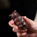 Tiger-Teetier aus Yixing-Ton in aufrechter Haltung