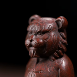 Tiger-Teetier aus Yixing-Ton in aufrechter Haltung