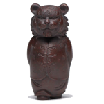 Tiger-Teetier aus Yixing-Ton in aufrechter Haltung