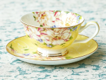 Vintage-Teetasse mit Untertasse aus Knochenporzellan — Elfenbein und Gelbgrün