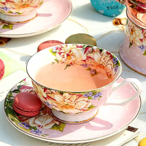 Vintage-Teetasse mit Untertasse aus Knochenporzellan — Zartrosa